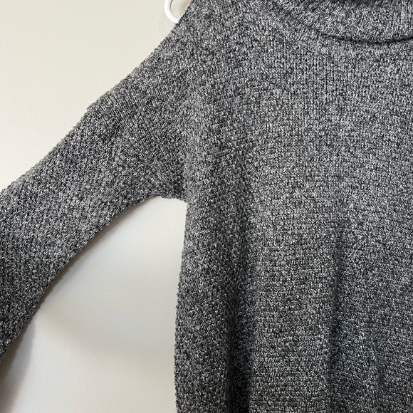 Hollister cut out shoulder turtleneck - Picture 2 of 4